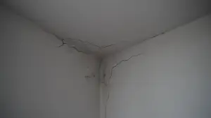 Pęknięcia na łączeniu sufitu i ściany